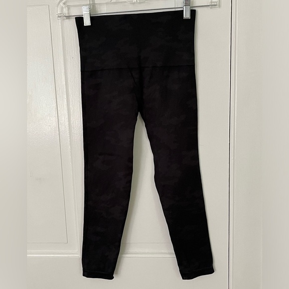 Spanx Look At Me Now Seamless Black Grey Camo Leggings Size Medium Athleisure - Picture 6 of 13